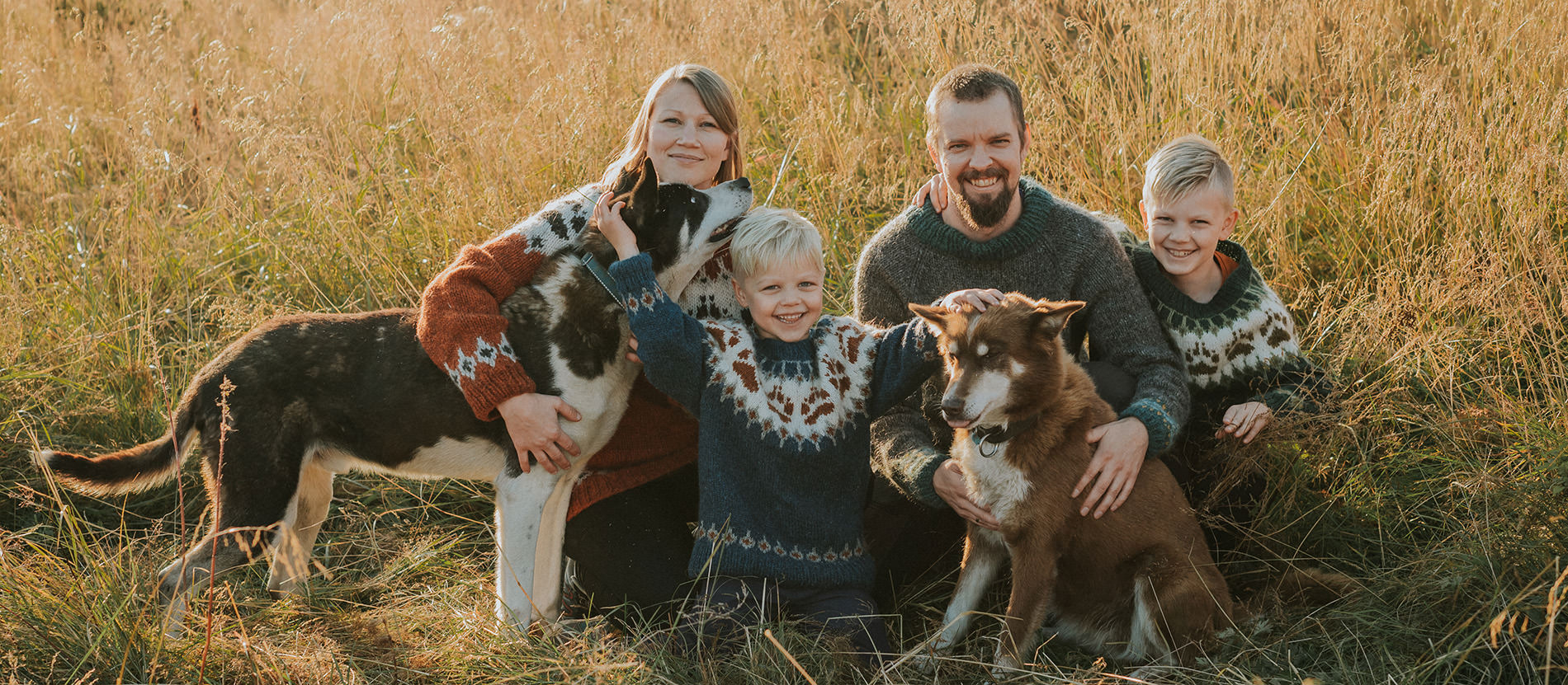Familiefoto sammen med hund hunder utenfor Alta i Troms og Finnmark av familiefotograf Alta TS Foto Design