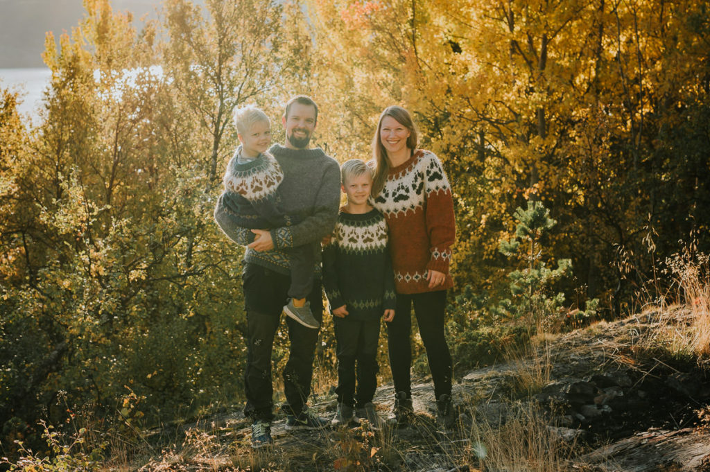 Familiebilde med to barn blant nydelige høstfarger i Finnmark