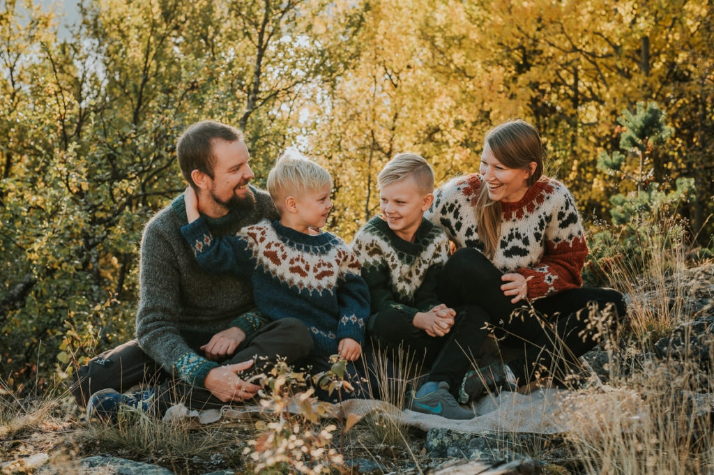Familiebilde med to barn blant nydelige høstfarger i Finnmark