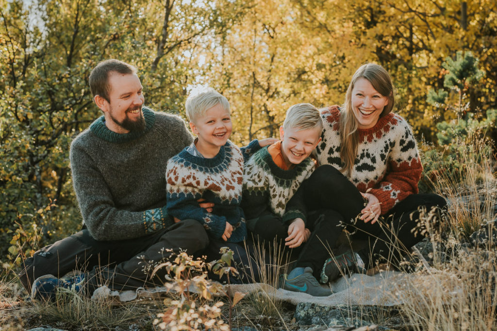 En fin familie på en hyttetur ute i naturen på en fin høstdag utenfor Alta i Finnmark