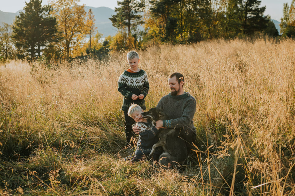 Familiefotografering sammen med hunder på en nydelig høstdag utenfor Alta i Finnmark