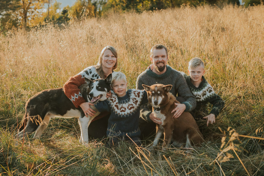 Familiefotografering sammen med hunder husky hundekjøring  under en fin solnedgang