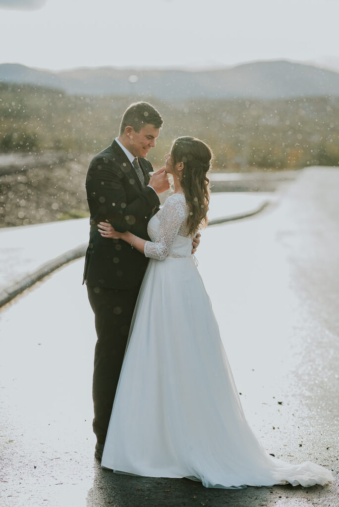 Nydelig brudepar under regnet på en bryllupsdag i Alta