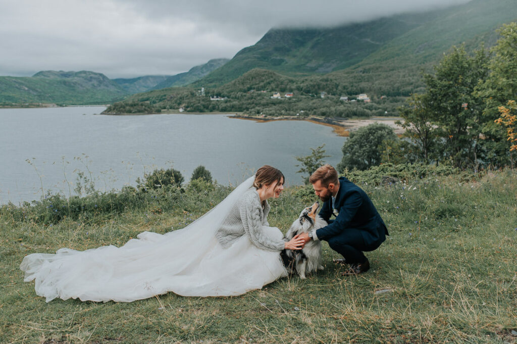 Brudepar sammen med sin hund - foto inspirasjon for bryllupsdagen deres