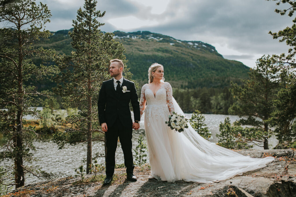 Brudepar foran et innsjø og fjell i Alta, Finnmark