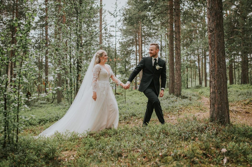 Brudepar spaserer i en skog på en solskinnsdag i Alta - eksempler av de beste foto locations for bryllup