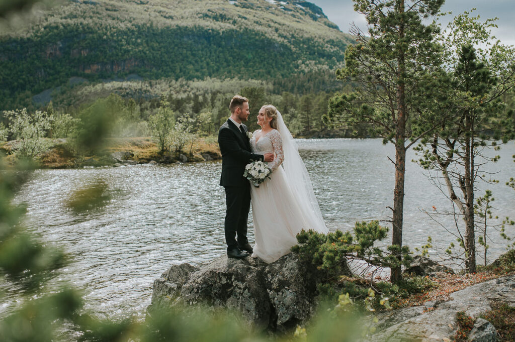 Brudepar foran et innsjø og fjell i Alta, Finnmark