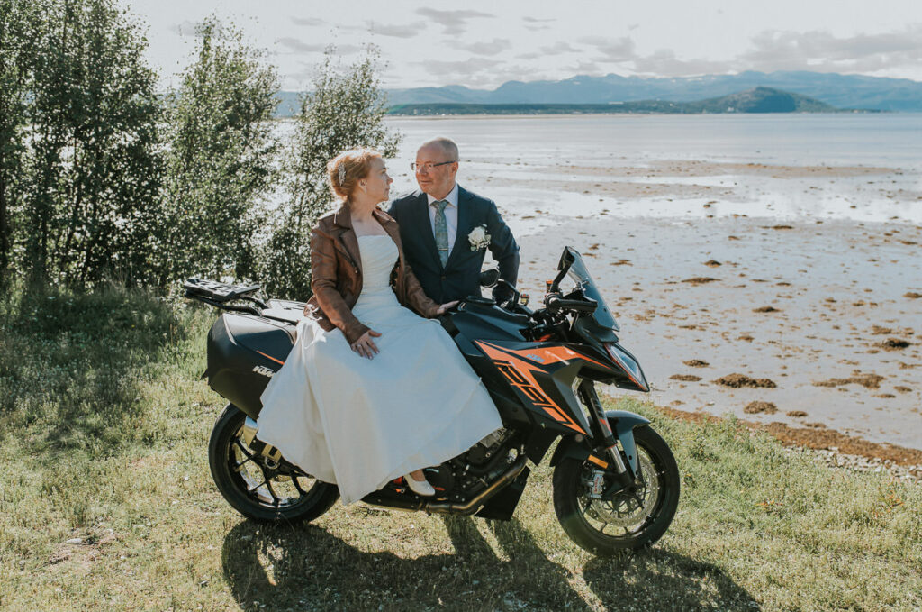 Brudepar på en motorsykkel til brudgommen