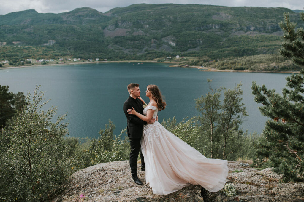 Nydelig brudepar foran utsikt til fjord og fjell - beste foto locations for et bryllup i Alta