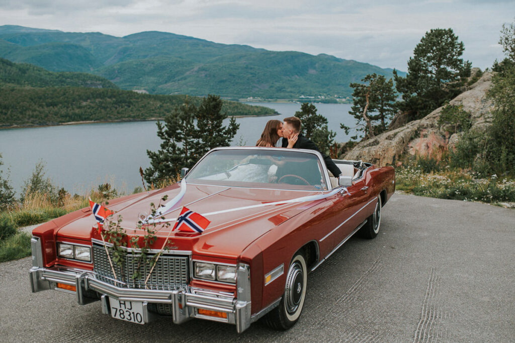 Brudepar kysser i en veteran bil - am car bryllup i Alta