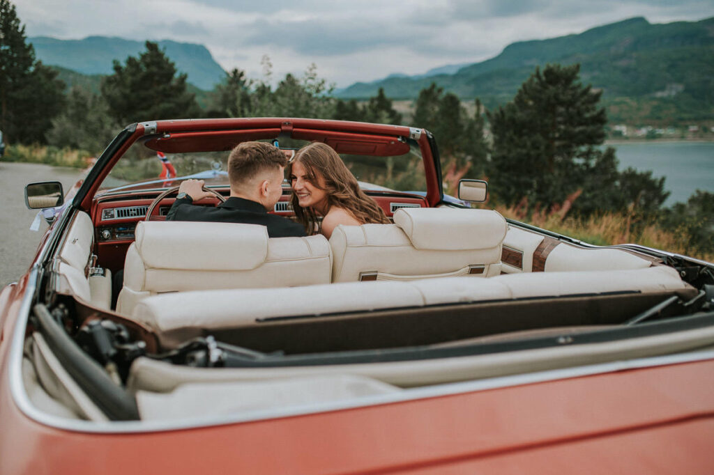 Brudepar kysser i en veteran bil - am car bryllup i Alta