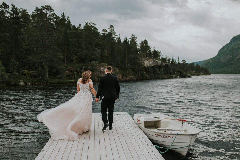 Nydelig brudepar spaserer foran et innsjø i Alta - beste foto locations for et bryllup i Alta