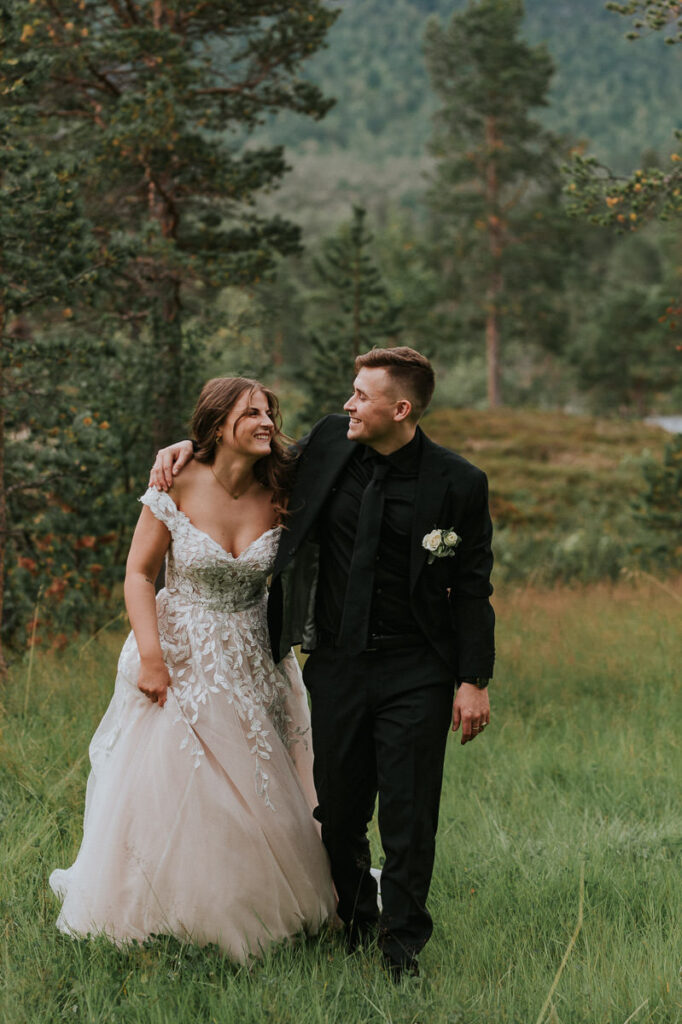 Nydelig brudepar spaserer i en skogen i Alta