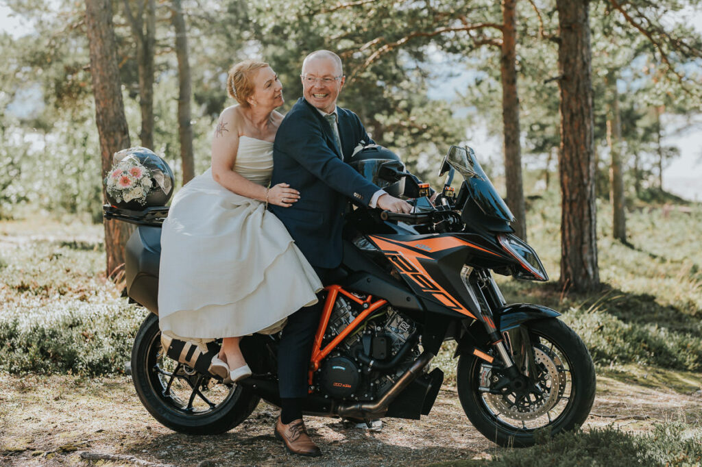 Brudepar på en motorsykkel til brudgommen i Alta Finnmark - inspirasjon til bryllupsdagen 