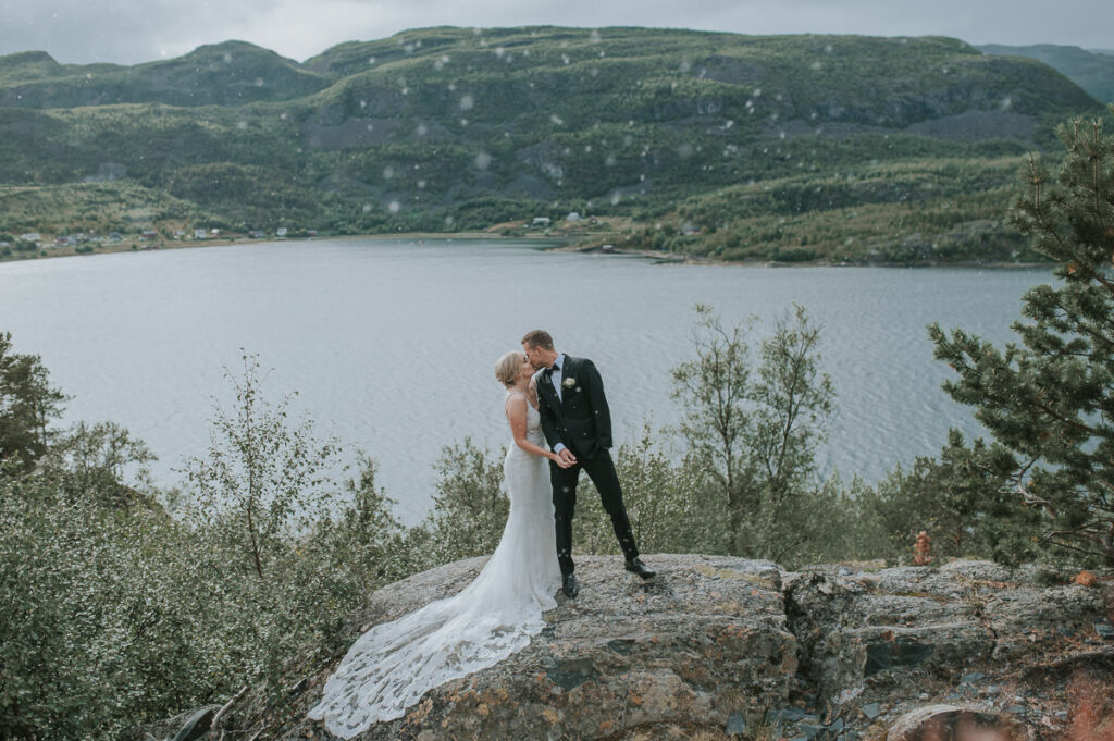 Nydelig brudepar foran utsikt til fjord og fjell - beste foto locations for et bryllup i Alta