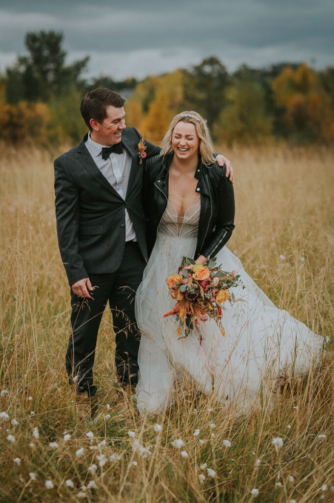 Vakkert brudepar i et stråfelt i Alta - beste foto locations for et høstbryllup i Alta