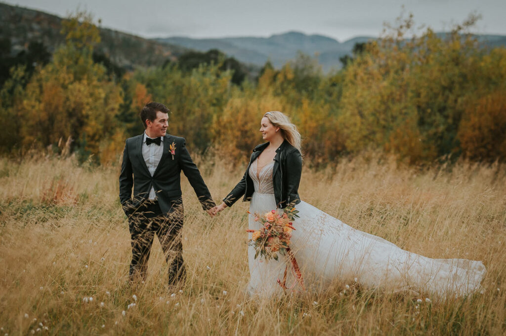 Vakkert brudepar i et stråfelt i Alta - beste foto locations for et høstbryllup i Alta