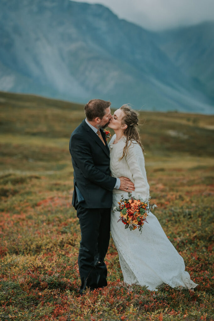 Brudepar spaserer på en fjelltopp utenfor Alta - beste foto locations for et bryllup i Alta