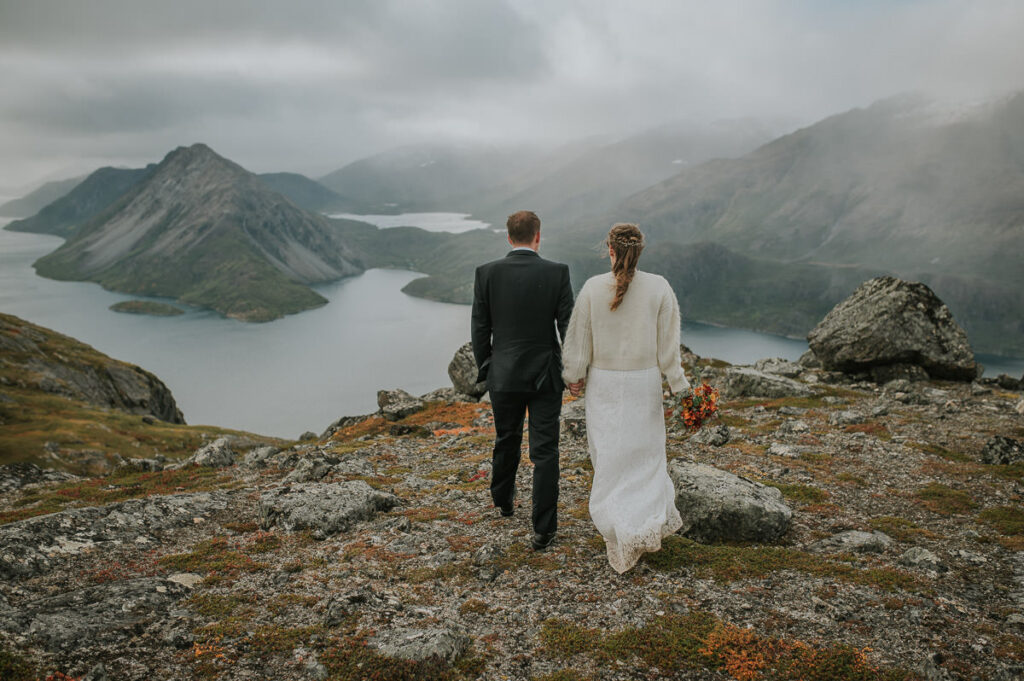 Brudepar spaserer på en fjelltopp utenfor Alta - beste foto locations for et bryllup i Alta