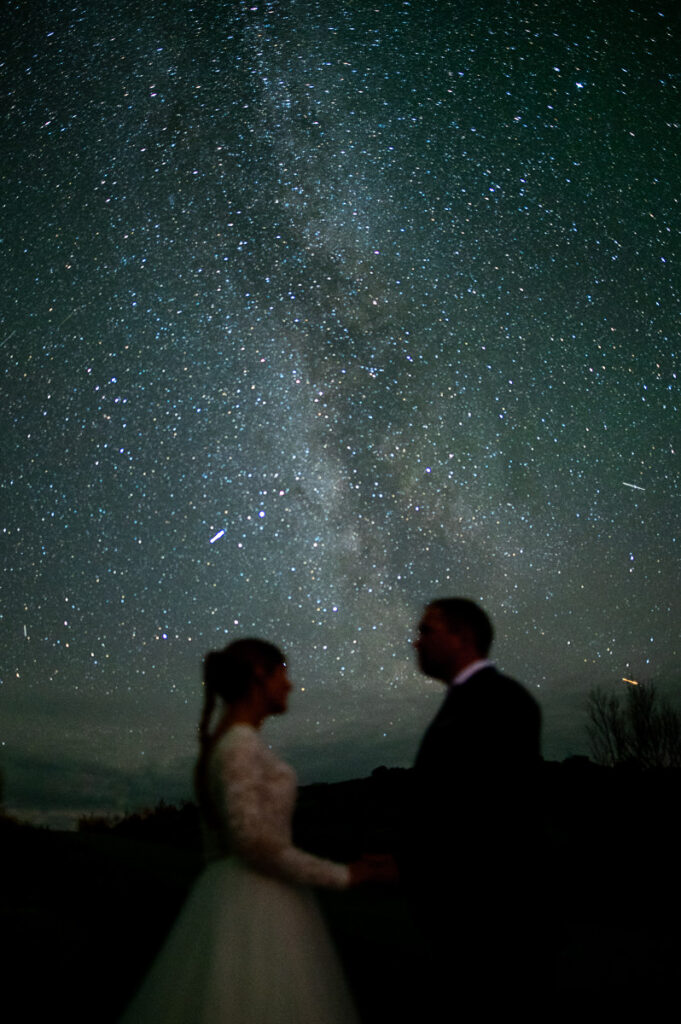 Brudepar ser på en stjernehimmel på en bryllupsdag i Alta