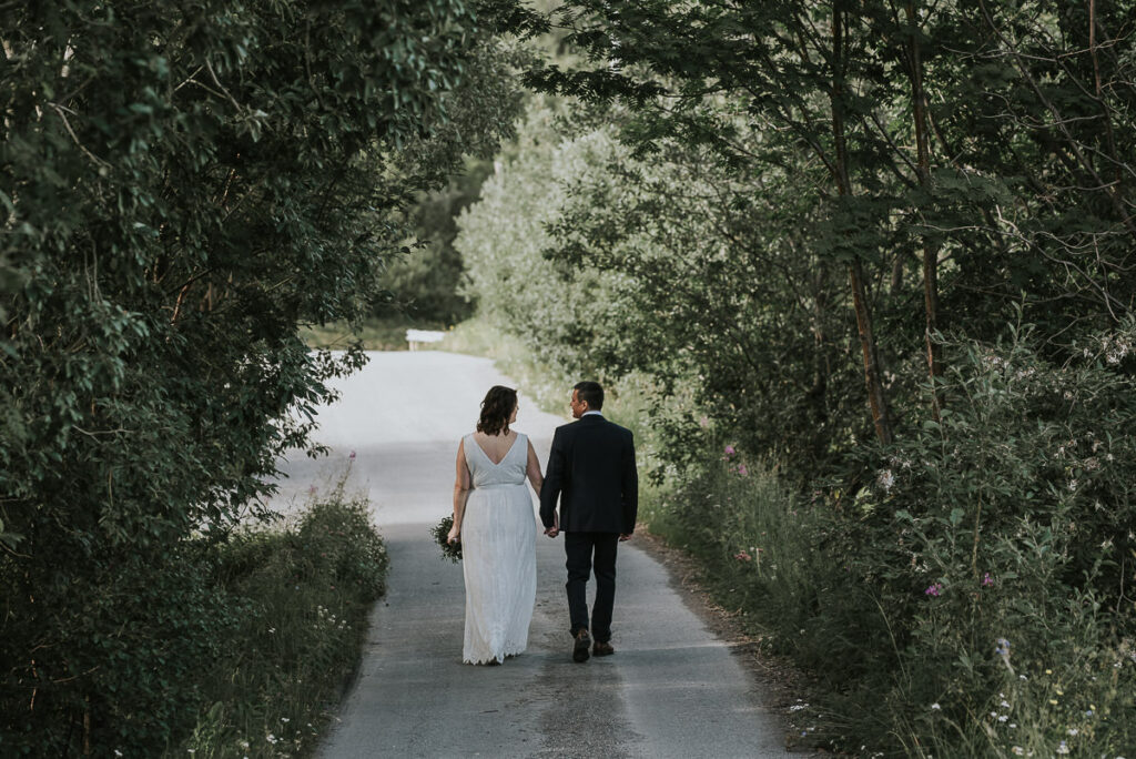 Nydelig brudepar spaserer i en skogen i Alta