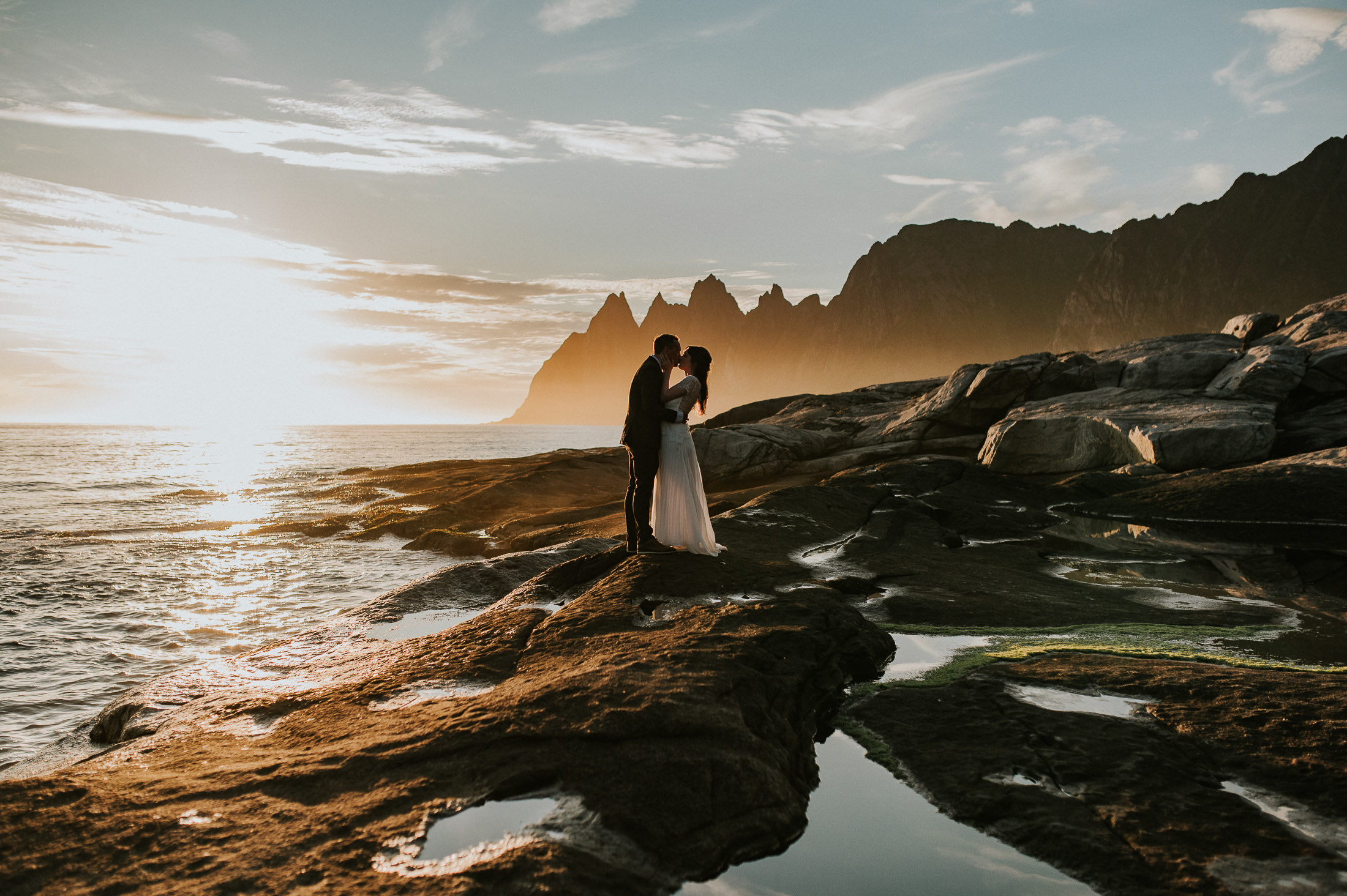 Adventure pre-wedding photo session in Europe - bride and groom in a beautiful sunset captured by photographer TS Foto Design