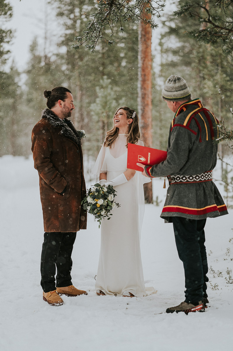 Borgerlig bryllupsseremoni utendørs vielse i Alta på en vinterdag under et romantisk snøfall