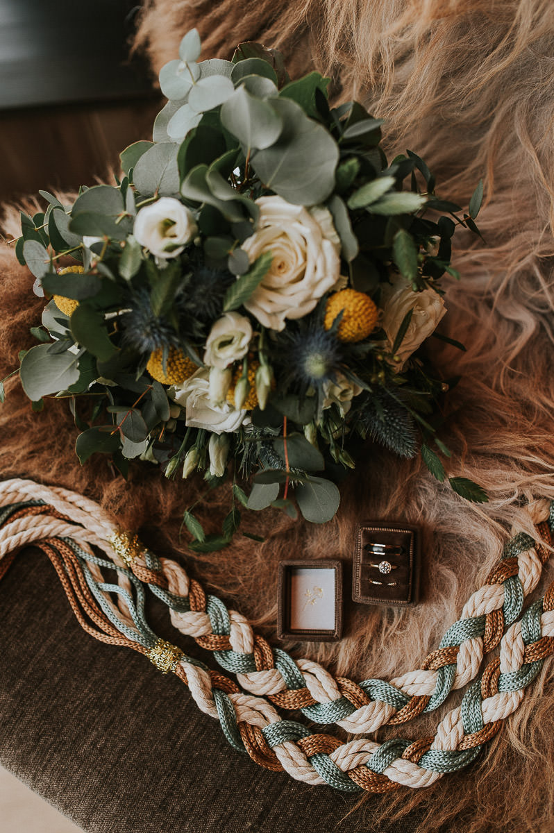 Nydelig blomsterbukett med aksenter av gul og blå