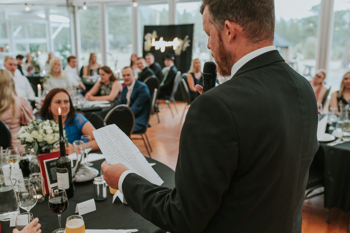 Bryllupsfest på Kvenvikmoen i Alta - sommerbryllup med svart tema - faren til brud leser sin tale