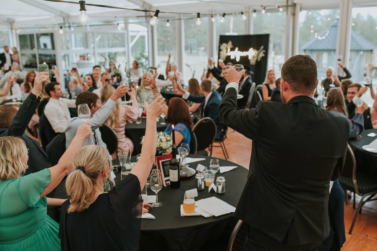 Bryllupsfest på Kvenvikmoen i Alta - sommerbryllup med svart tema