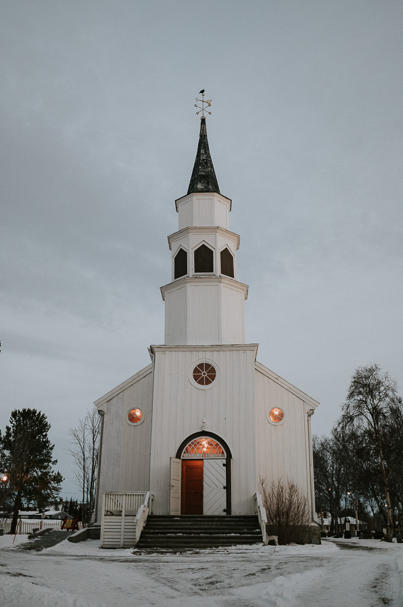 Alta kirke i Bossekop på en vinterdag