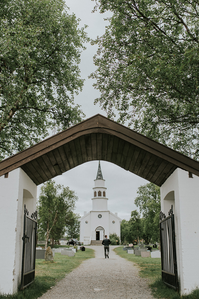 Alta kirke i Bossekop på en fin sommerdag