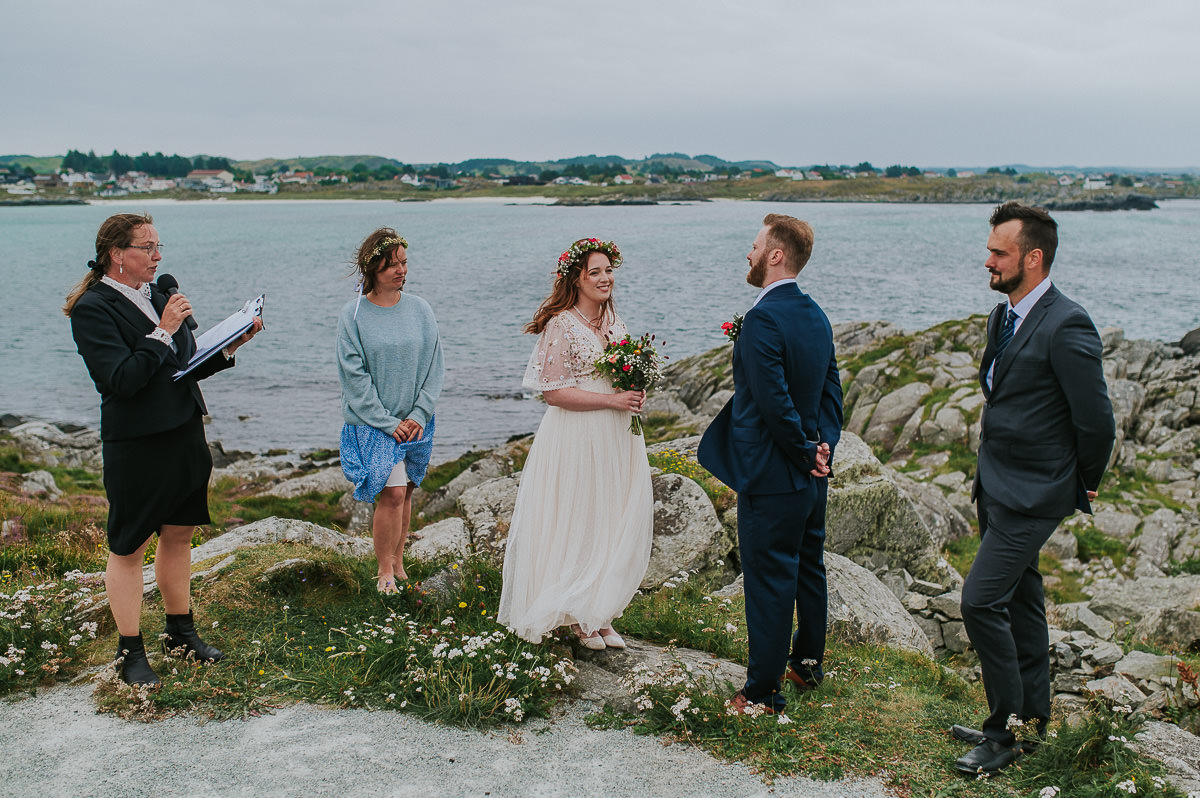 Utendørs bryllup i Haugesund - humanistisk vielse på en strand på Vestlandet 