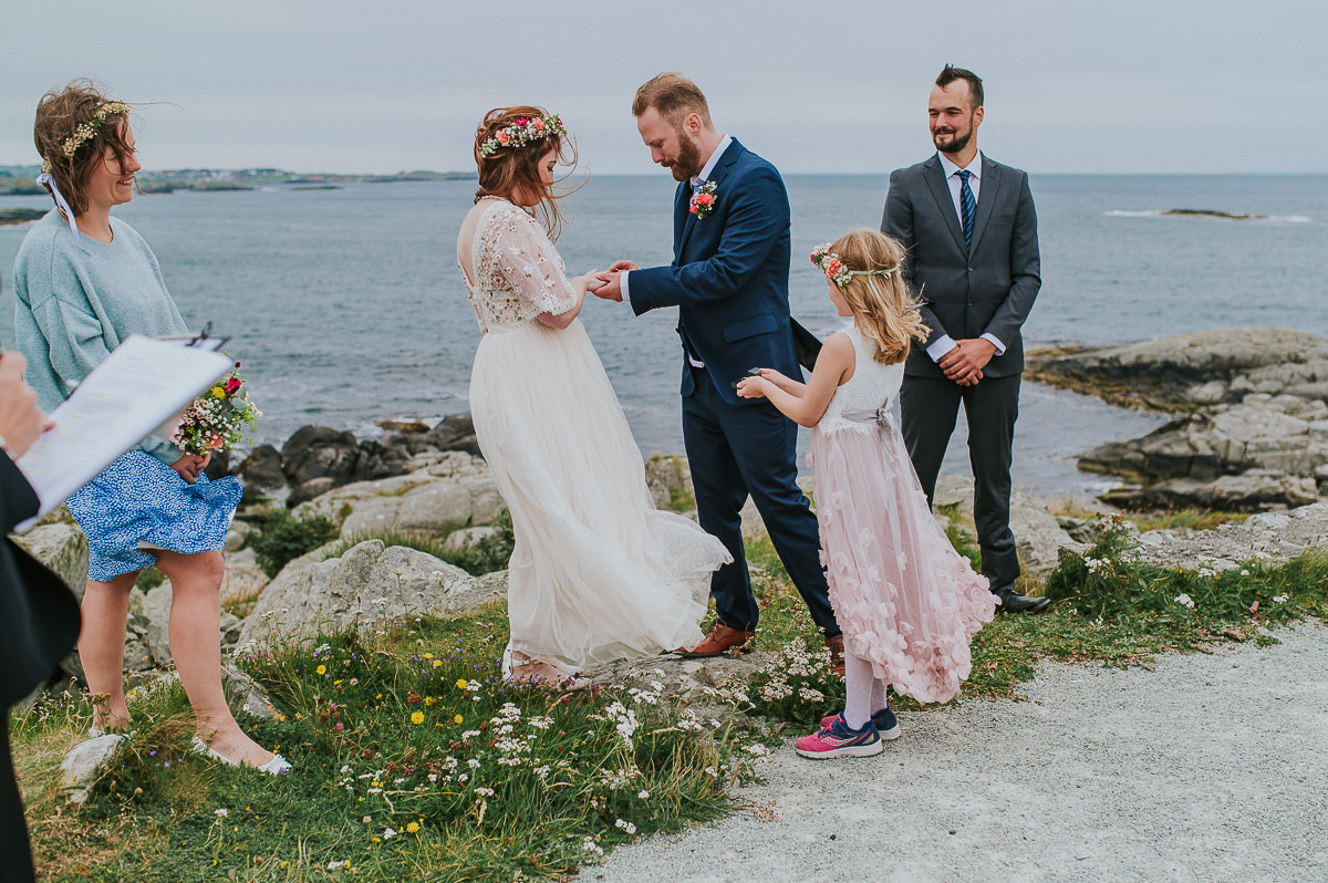 Utendørs bryllup i Haugesund - humanistisk vielse på en strand på Vestlandet 