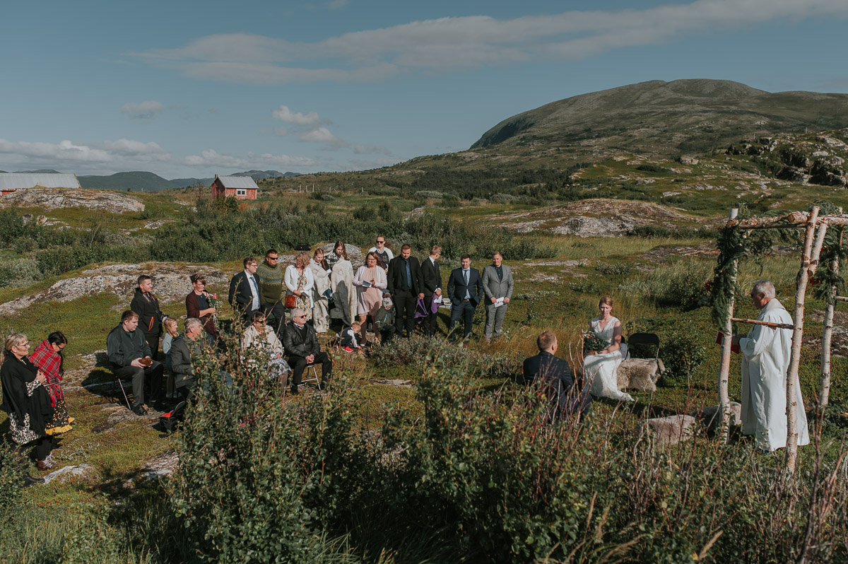 Utendørs vielse med en prest på Storekorsnes utenfor Alta - en nydelig bryllupsdag på sommeren