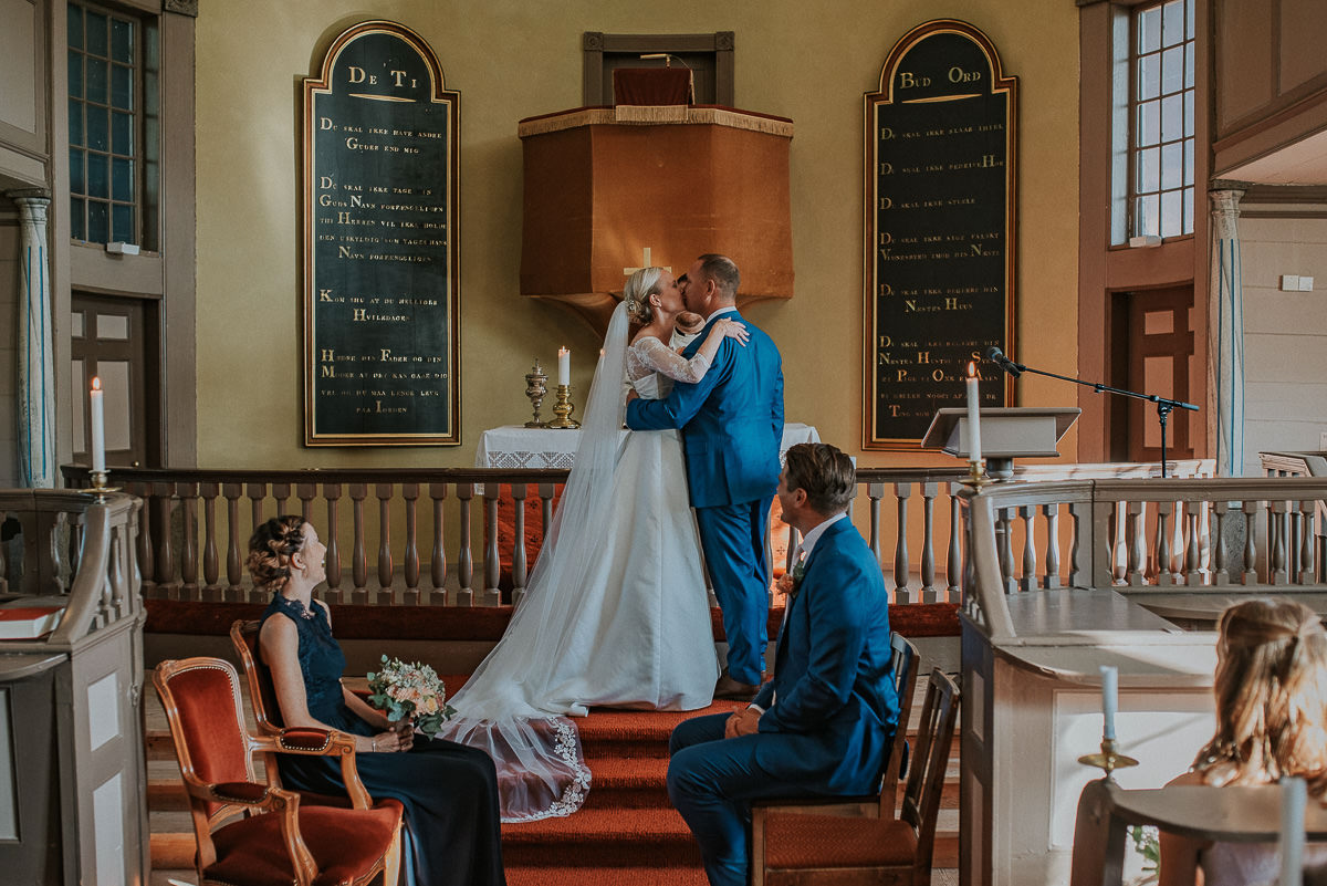 En vielse i Kåfjord kirke utenfor Alta