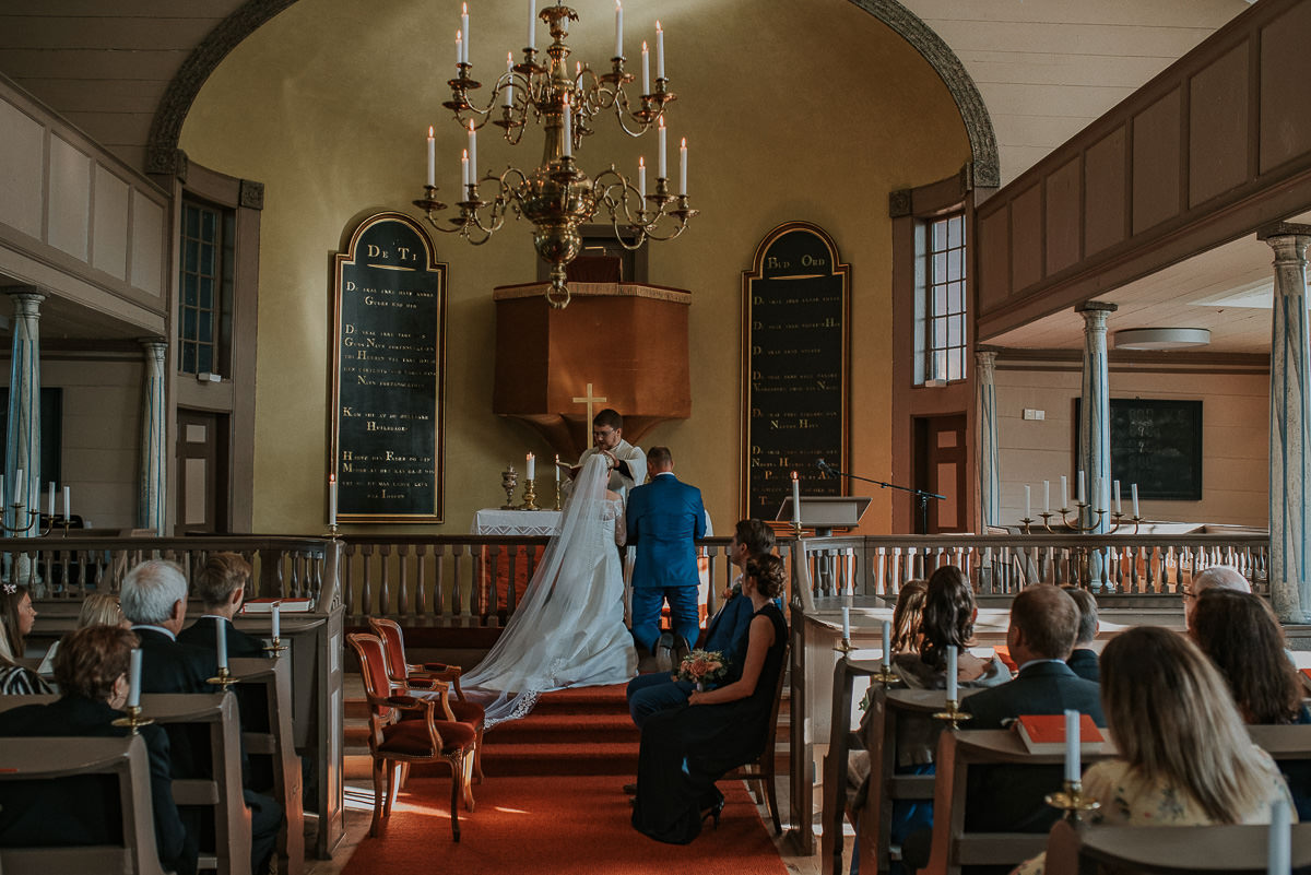 En vielse i Kåfjord kirke utenfor Alta