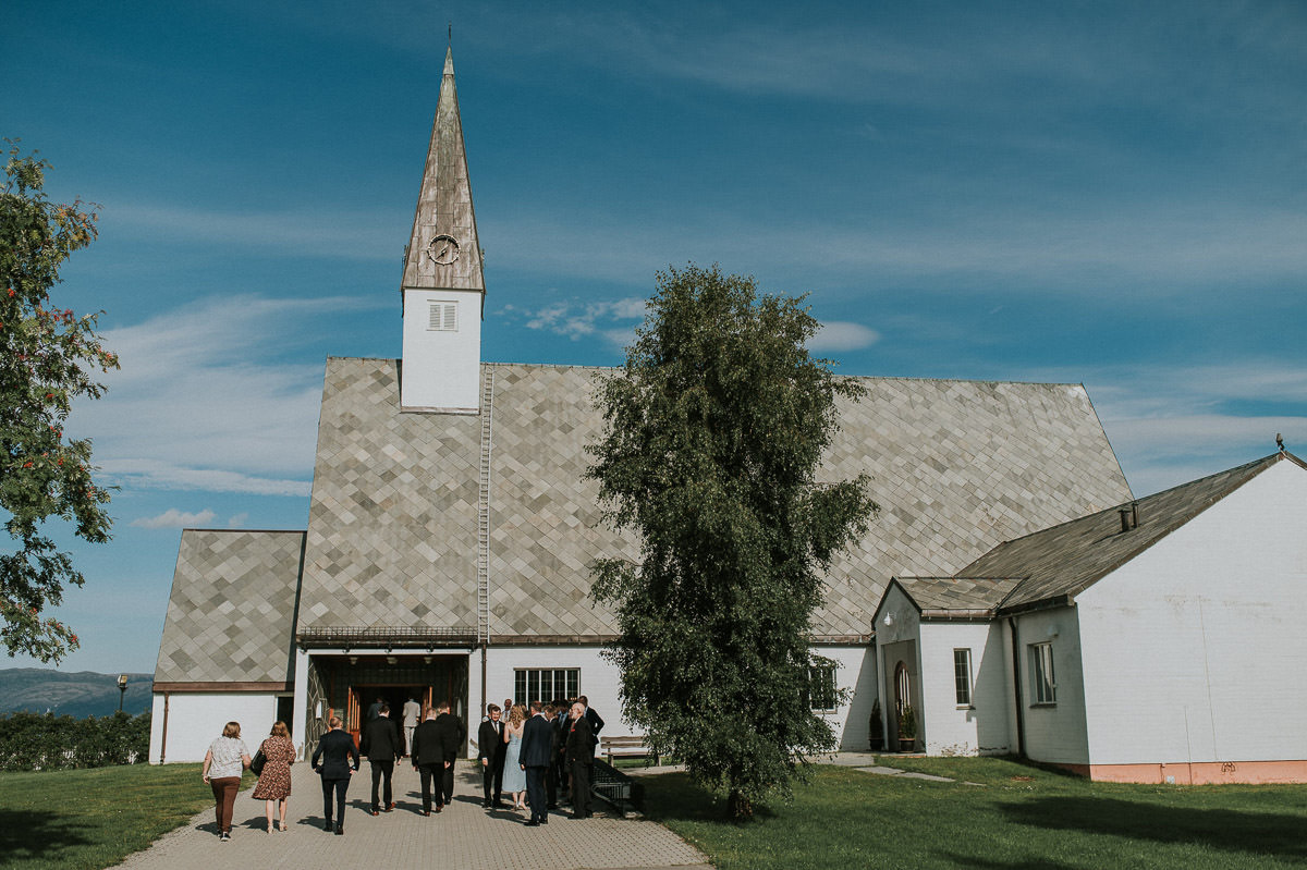 Elvebakken kirke i Alta på en varm sommerdag