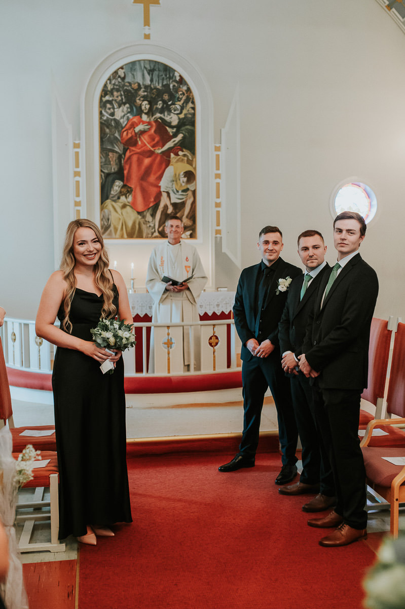 Vielse i Elvebakken kirke i Alta - forlovere i svarte klar venter på brudens adkomst. Et flott sommerbryllup med svart tema 