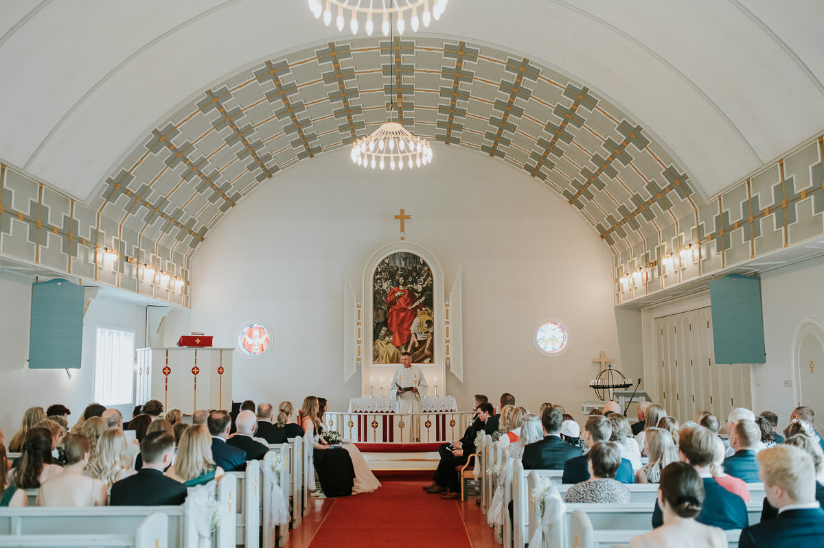 Bryllupsseremoni på Elvebakken kirke i Alta 