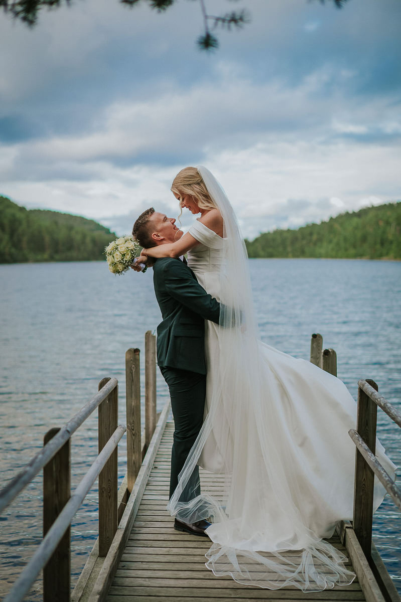 Et elegant bryllup i Alta - brudeparet tar bildene foran et innsjø