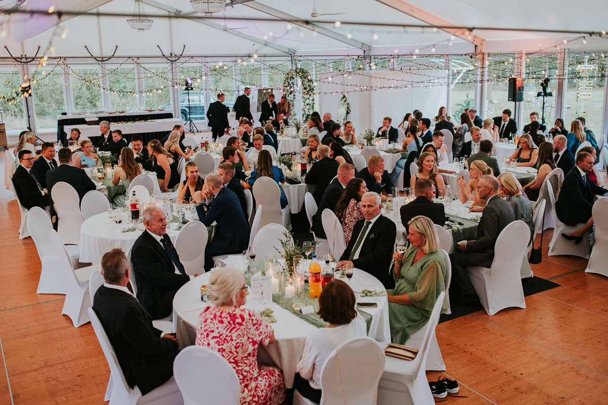 Bryllupsfest i en festlokale Nordlyssal i Kvenvik utenfor Alta på på sensommer