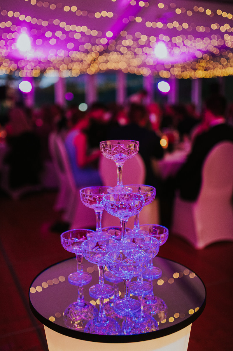 Stemningsfull bryllupsfest i Kvenvik Alta på sensommer - champagne tårn