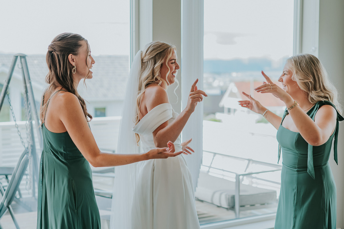 Bruden og forlovere med grønne kjoler gjør seg klare for bryllupsdagen i Alta