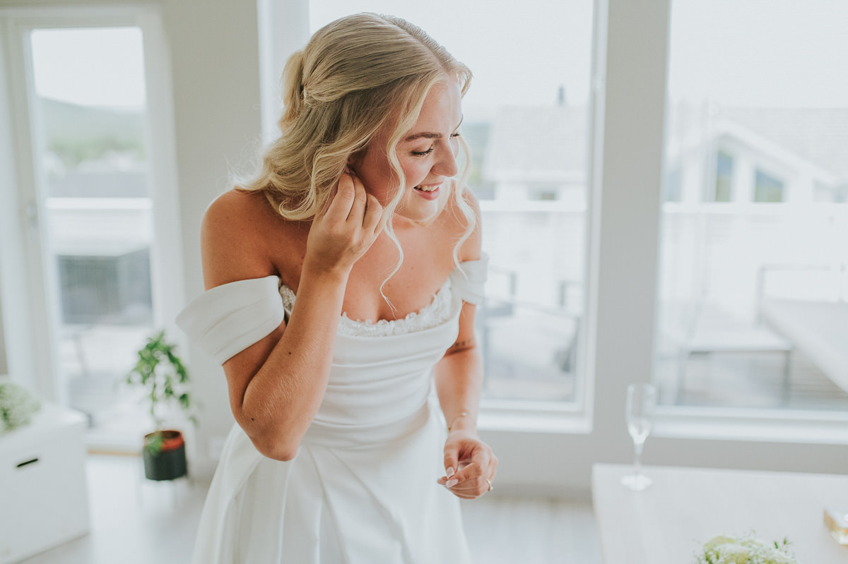 Vakker brud gjør seg klar for sitt elegant bryllup i Alta på sensommer