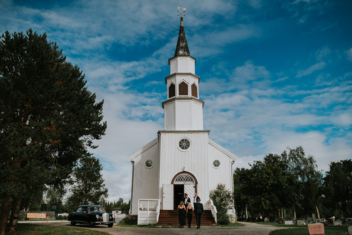 Alta kirke på en sommerdag