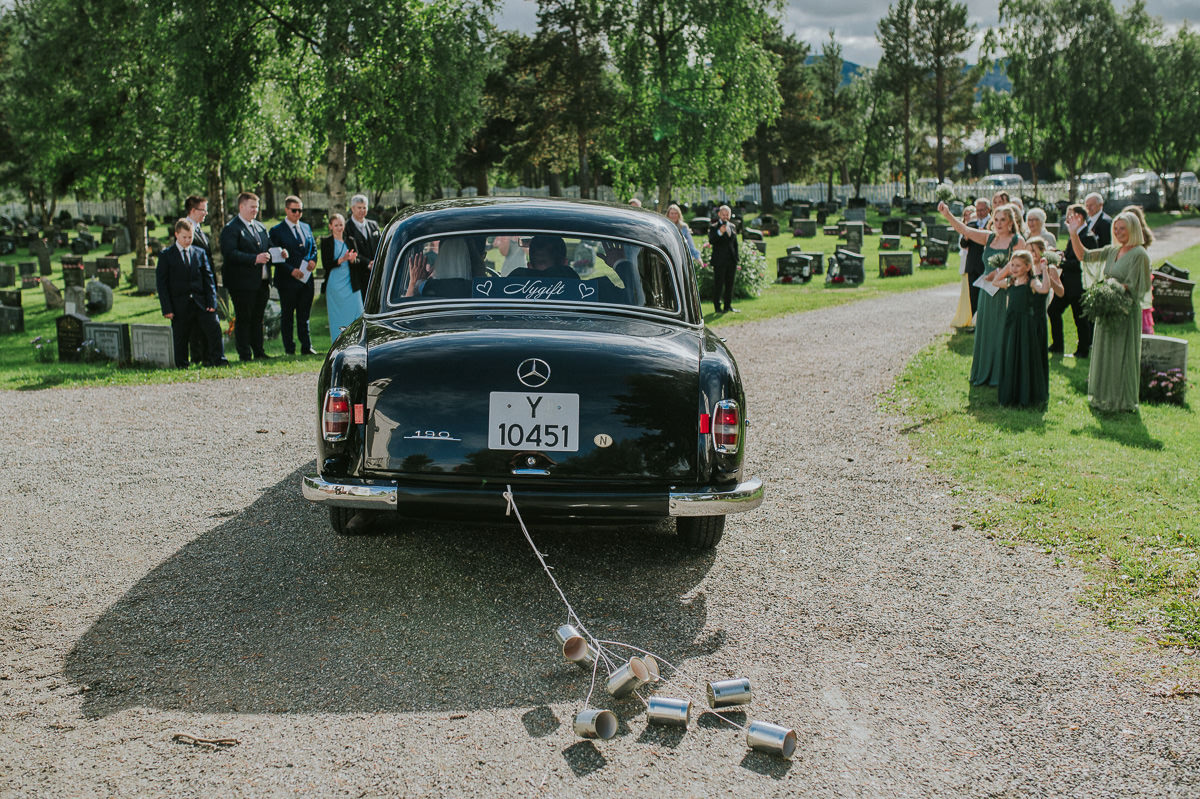 Retro bil med blikkbokser på en bryllupsdag i Alta