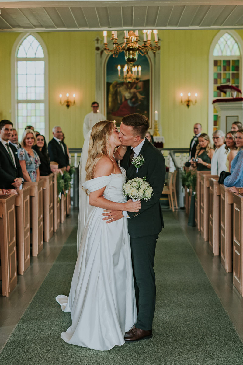 Vielse i Alta kirke - brudepar kysser på tur ut kirka