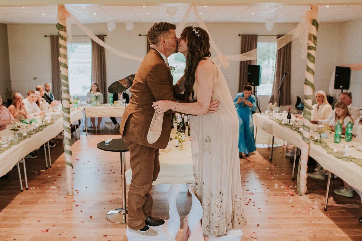 Brudeparet kysser på en bryllupsfest i Sortland Vesterålen
