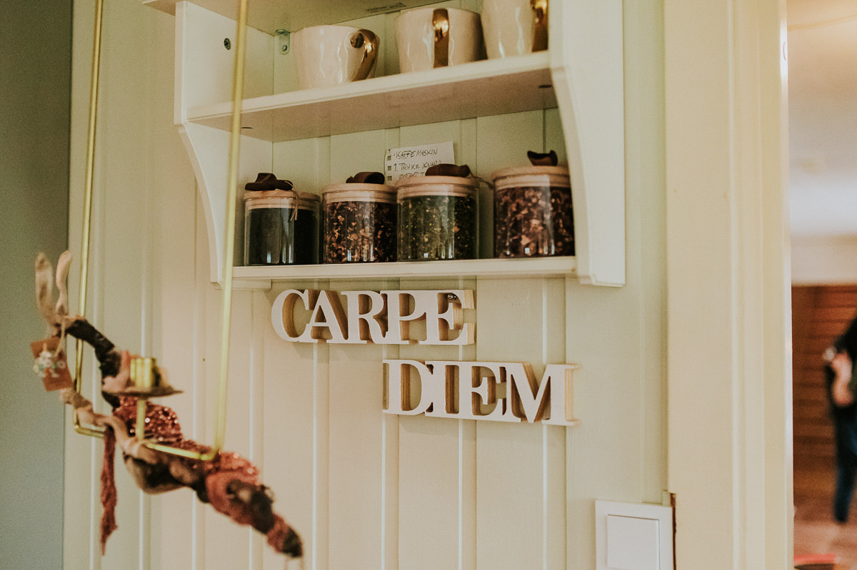 Interiør med Carpe Diem skilt i et gammelt hus